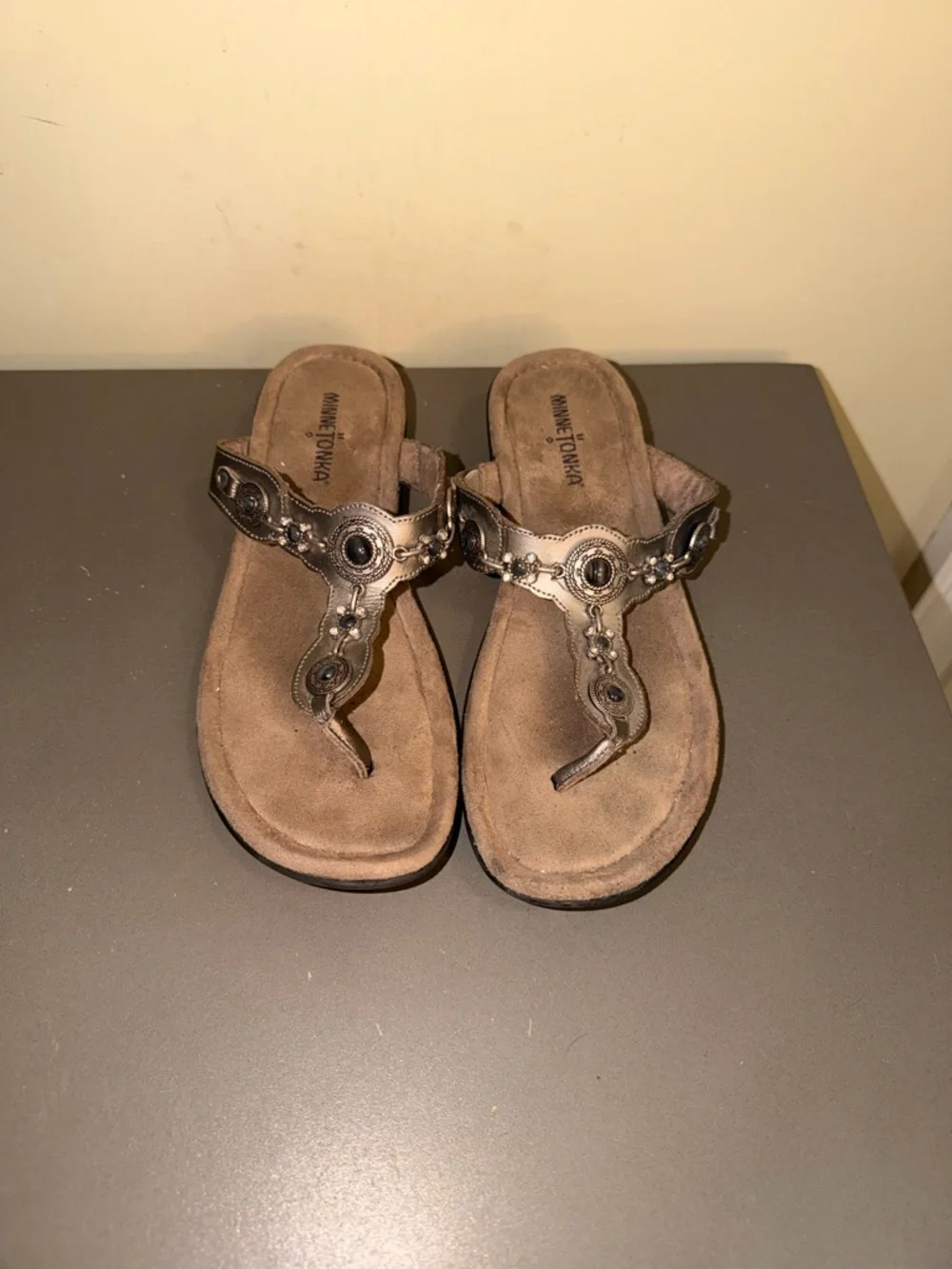 Womens Minnetonka Silverthorne 360 Leather Thong Sandals